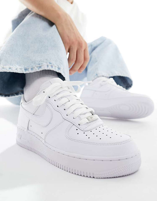 https://images.asos-media.com/products/nike-air-force-1-07-sneakers-in-triple-white/205539077-1-white?$n_750w$&wid=750&fit=constrain