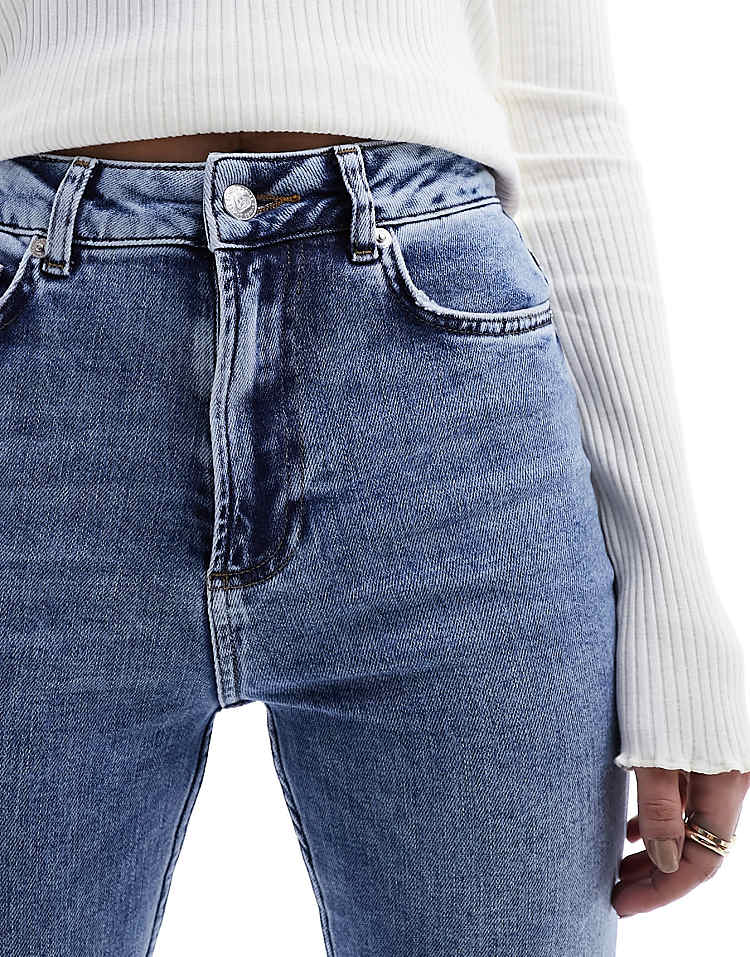 https://images.asos-media.com/products/miss-selfridge-heart-pocket-flare-jeans-in-mid-wash/205545021-5?$n_750w$&wid=750&fit=constrain