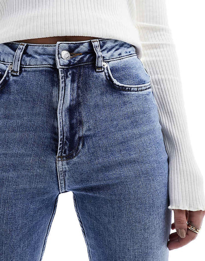 https://images.asos-media.com/products/miss-selfridge-heart-pocket-flare-jeans-in-mid-wash/205545021-5?$n_750w$&wid=750&fit=constrain