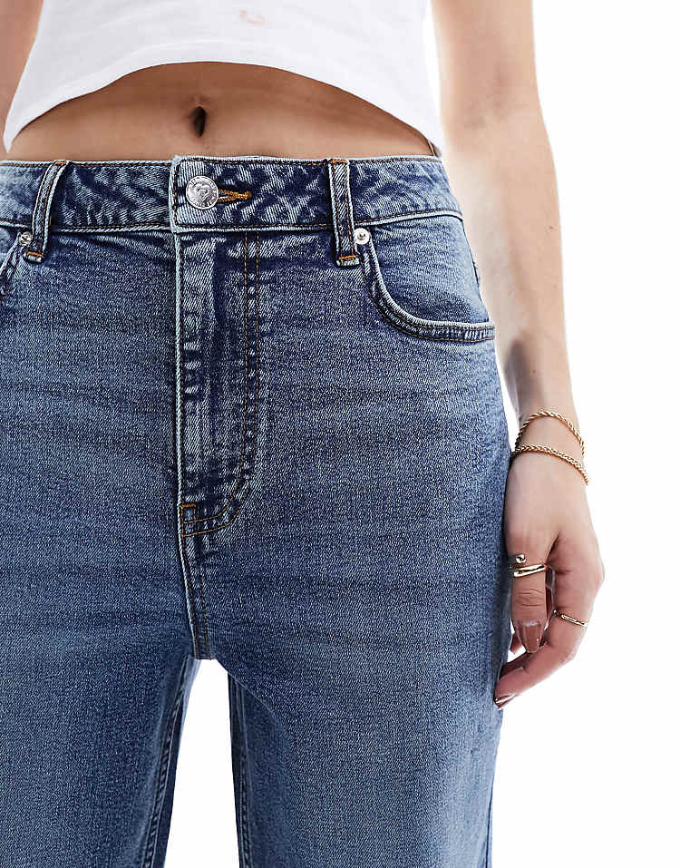 https://images.asos-media.com/products/miss-selfridge-heart-pocket-straight-leg-jean-in-dark-blue-wash/205645205-5?$n_750w$&wid=750&fit=constrain