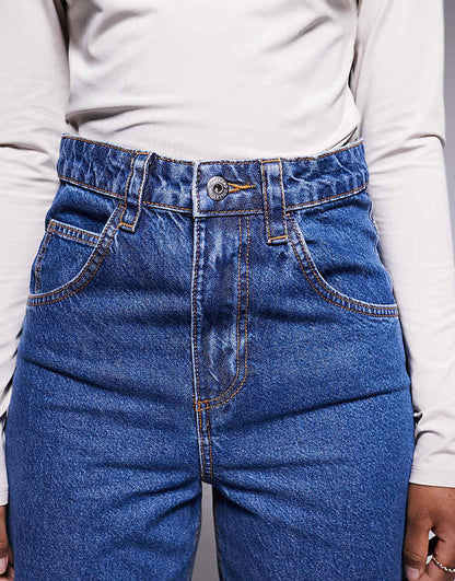 https://images.asos-media.com/products/weekend-collective-baggy-barrel-fit-jeans-in-mid-blue-wash/205736729-5?$n_750w$&wid=750&fit=constrain