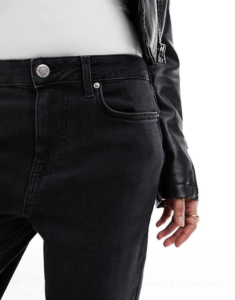 https://images.asos-media.com/products/miss-selfridge-petite-heart-pocket-straight-leg-jeans-in-black-wash/205797455-4?$n_750w$&wid=750&fit=constrain