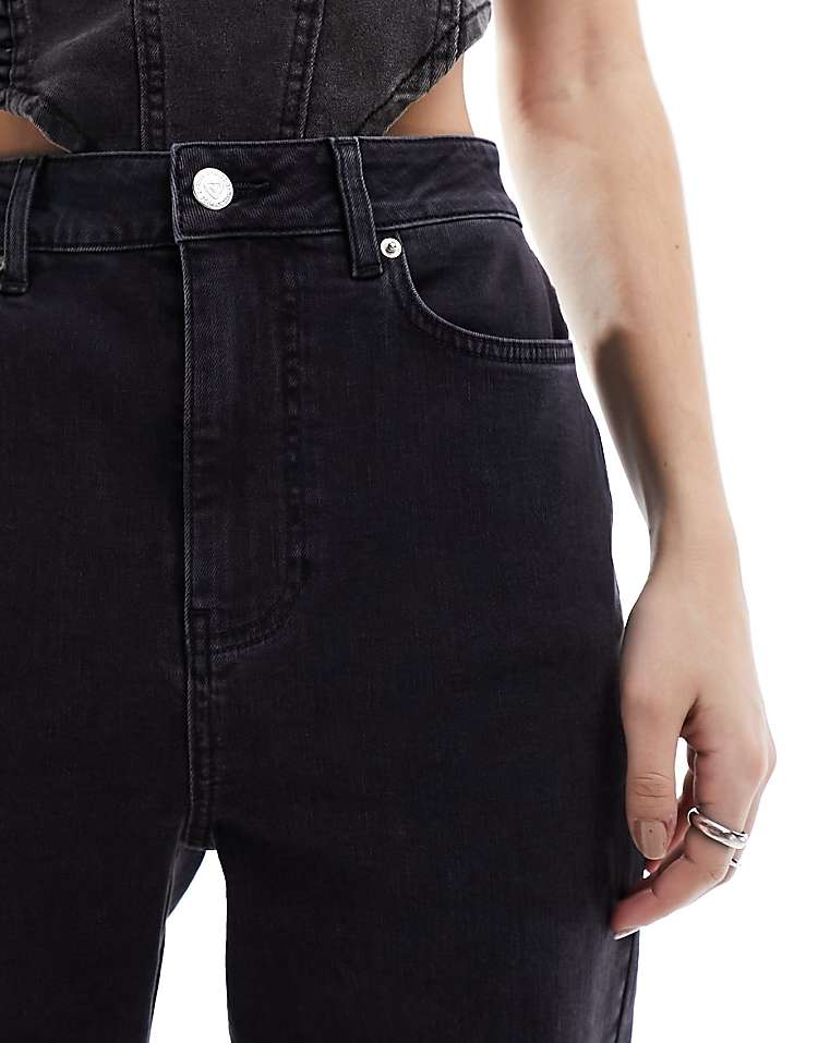 https://images.asos-media.com/products/miss-selfridge-heart-pocket-straight-leg-jean-in-black-wash/205797479-4?$n_750w$&wid=750&fit=constrain
