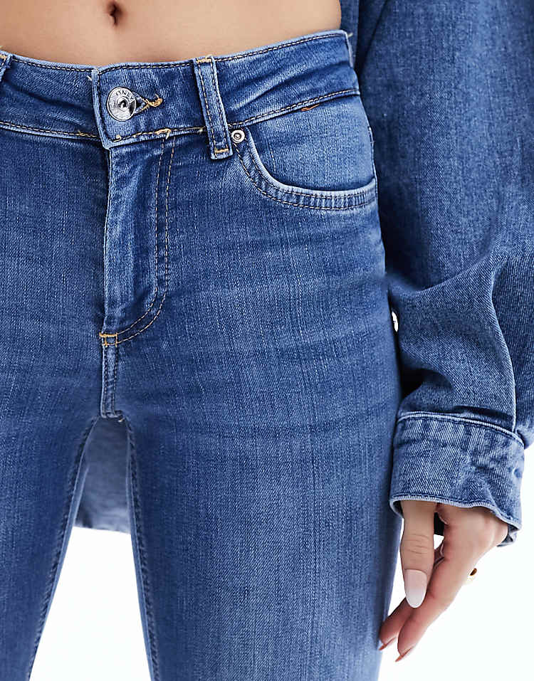 https://images.asos-media.com/products/only-flare-jeans-in-mid-blue-denim/206072638-3?$n_750w$&wid=750&fit=constrain