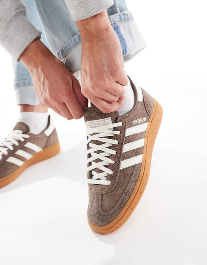 https://images.asos-media.com/products/adidas-originals-handball-spezial-sneakers-in-brown-and-white/206247882-3?$n_750w$&wid=750&fit=constrain