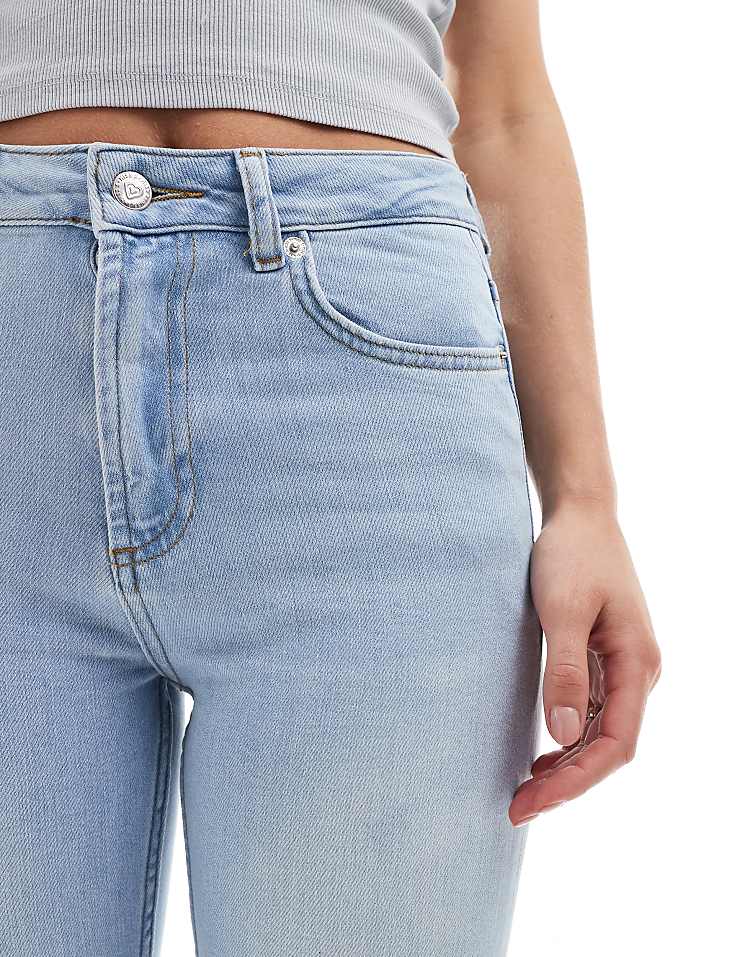 https://images.asos-media.com/products/miss-selfridge-petite-heart-pocket-flare-jeans-in-bleach-wash/206283918-5?$n_750w$&wid=750&fit=constrain