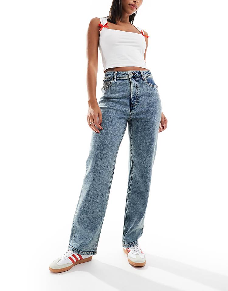 https://images.asos-media.com/products/miss-selfridge-heart-pocket-straight-leg-jean-in-dirty-wash/206345849-2?$n_750w$&wid=750&fit=constrain