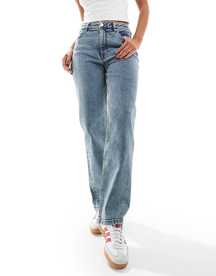 https://images.asos-media.com/products/miss-selfridge-heart-pocket-straight-leg-jean-in-dirty-wash/206345849-4?$n_750w$&wid=750&fit=constrain