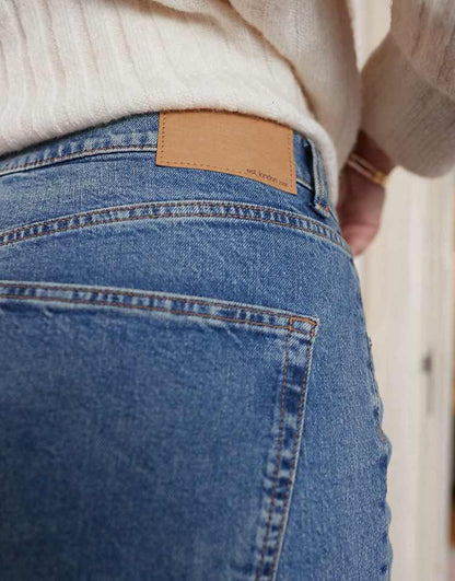 https://images.asos-media.com/products/asos-design-curve-comfort-stretch-straight-leg-jeans-in-mid-blue/206426964-5?$n_750w$&wid=750&fit=constrain