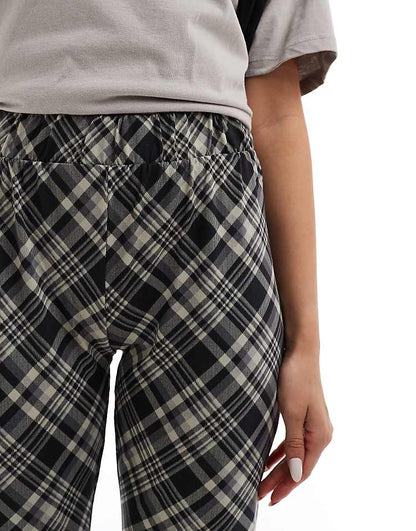 https://images.asos-media.com/products/noisy-may-flared-pants-in-black-plaid/206531672-3?$n_750w$&wid=750&fit=constrain