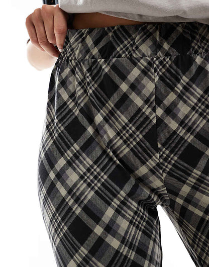 https://images.asos-media.com/products/noisy-may-flared-pants-in-black-plaid/206531672-5?$n_750w$&wid=750&fit=constrain