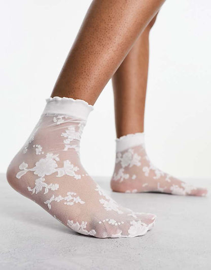 https://images.asos-media.com/products/asos-design-white-lace-socks/206580254-1-white?$n_750w$&wid=750&fit=constrain