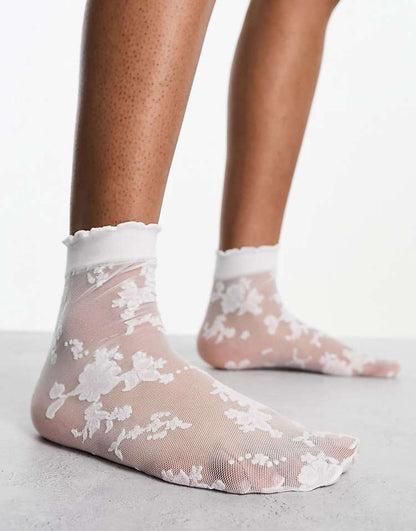 https://images.asos-media.com/products/asos-design-white-lace-socks/206580254-3?$n_750w$&wid=750&fit=constrain