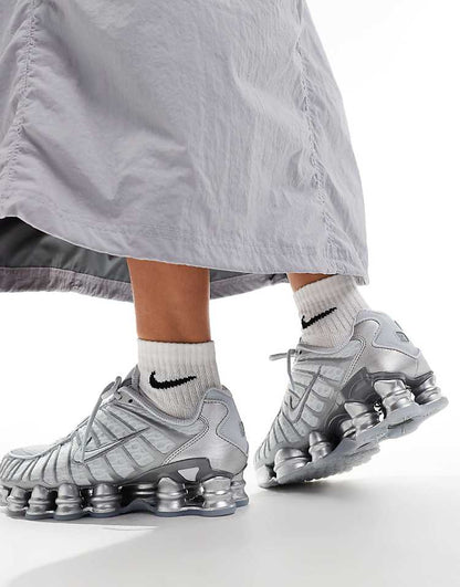 https://images.asos-media.com/products/nike-shox-tl-sneakers-in-gray-and-silver/206617504-3?$n_750w$&wid=750&fit=constrain
