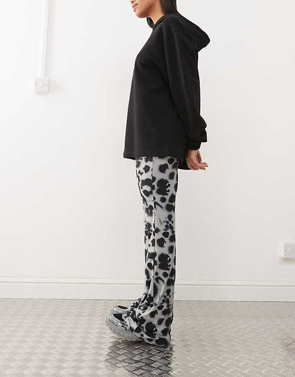https://images.asos-media.com/products/noisy-may-jersey-flare-pants-in-gray-distorted-print/206879743-2?$n_750w$&wid=750&fit=constrain