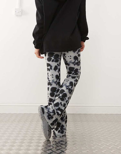 https://images.asos-media.com/products/noisy-may-jersey-flare-pants-in-gray-distorted-print/206879743-4?$n_750w$&wid=750&fit=constrain