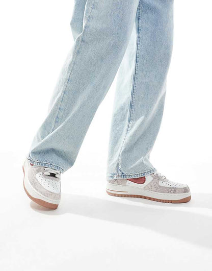 https://images.asos-media.com/products/nike-air-force-1-07-sneakers-in-white-and-red/206964223-2?$n_750w$&wid=750&fit=constrain
