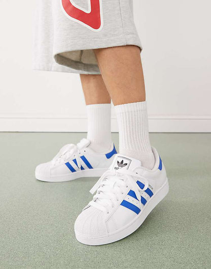 https://images.asos-media.com/products/adidas-originals-superstar-ii-sneakers-in-white-and-blue/207048713-1-white?$n_750w$&wid=750&fit=constrain