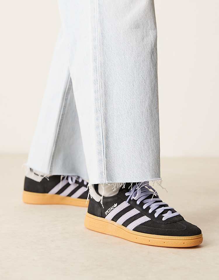https://images.asos-media.com/products/adidas-originals-handball-spezial-sneakers-in-black-and-blue/207115019-1-black?$n_750w$&wid=750&fit=constrain