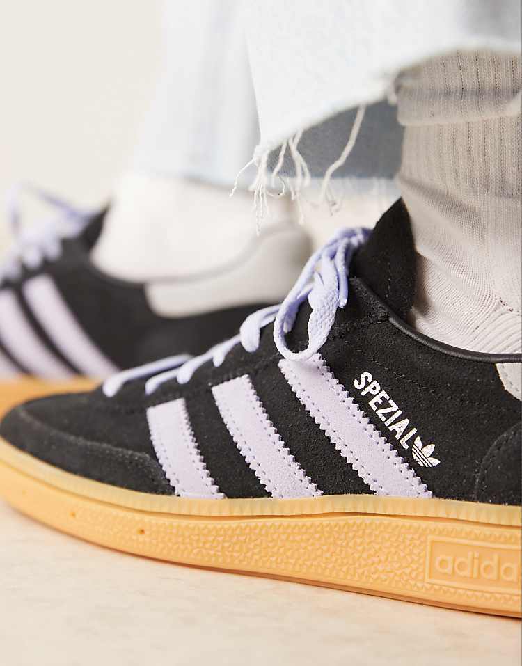 https://images.asos-media.com/products/adidas-originals-handball-spezial-sneakers-in-black-and-blue/207115019-3?$n_750w$&wid=750&fit=constrain