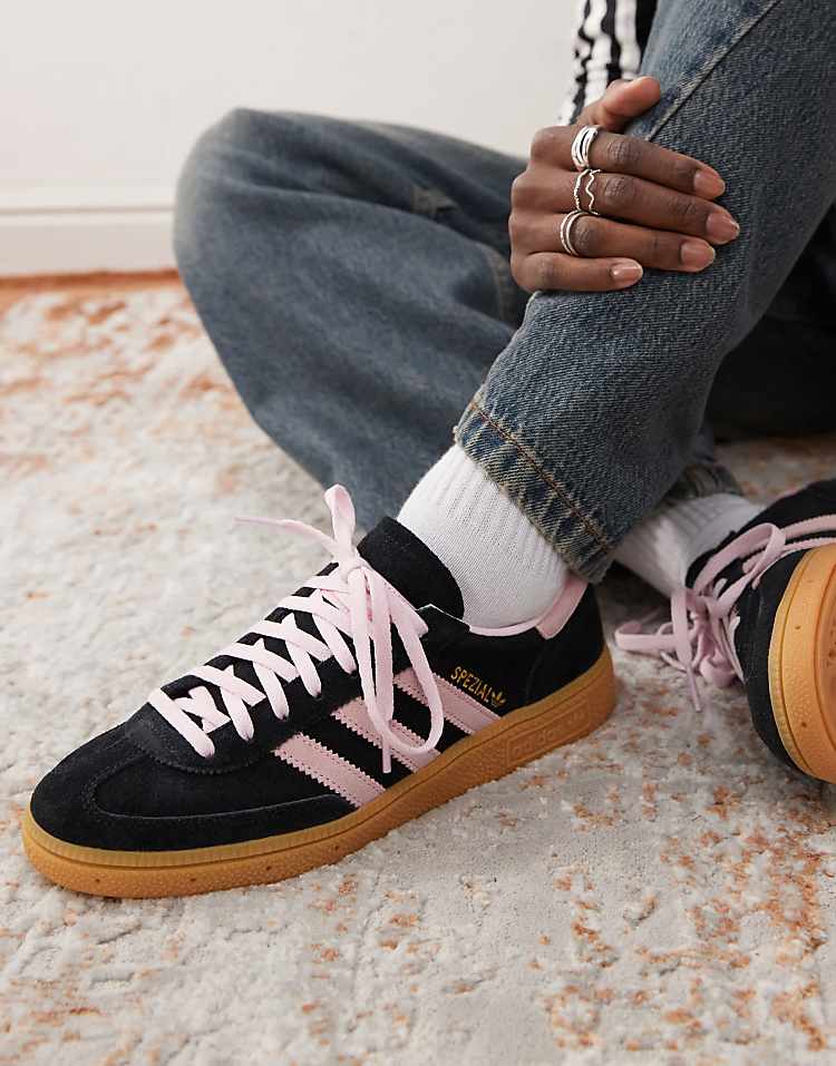 https://images.asos-media.com/products/adidas-originals-handball-spezial-sneakers-in-black-and-pink/207115167-1-black?$n_750w$&wid=750&fit=constrain