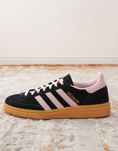 https://images.asos-media.com/products/adidas-originals-handball-spezial-sneakers-in-black-and-pink/207115167-2?$n_750w$&wid=750&fit=constrain