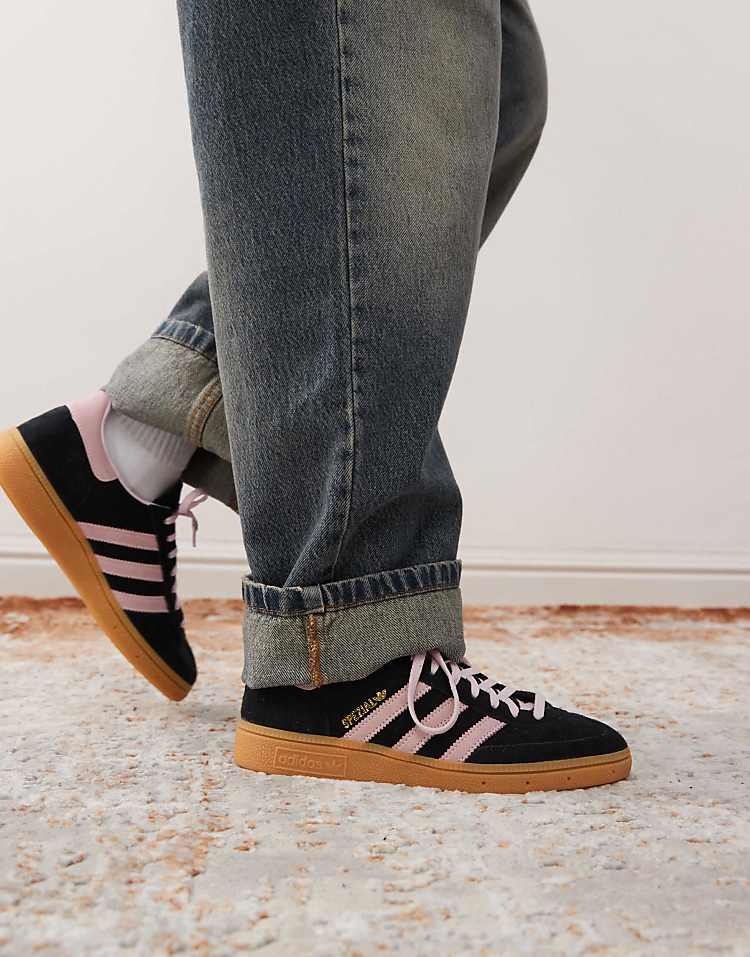 https://images.asos-media.com/products/adidas-originals-handball-spezial-sneakers-in-black-and-pink/207115167-3?$n_750w$&wid=750&fit=constrain