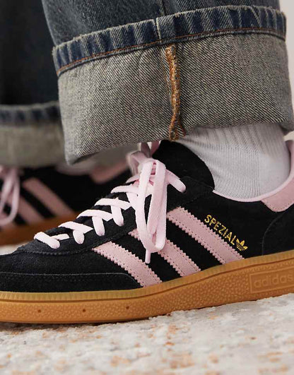 https://images.asos-media.com/products/adidas-originals-handball-spezial-sneakers-in-black-and-pink/207115167-4?$n_750w$&wid=750&fit=constrain