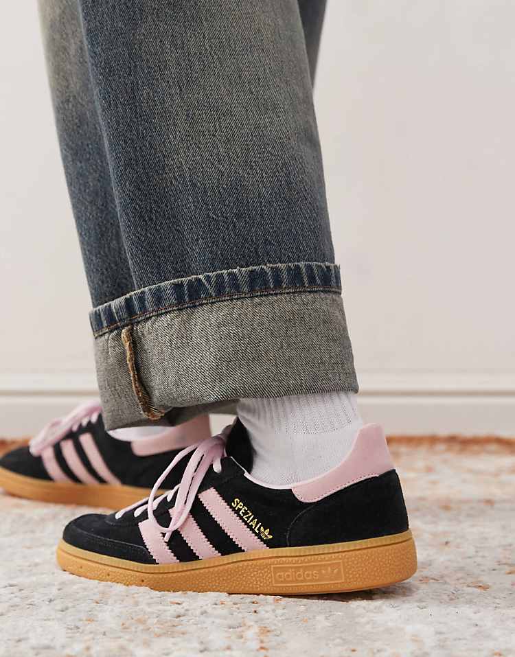 https://images.asos-media.com/products/adidas-originals-handball-spezial-sneakers-in-black-and-pink/207115167-5?$n_750w$&wid=750&fit=constrain