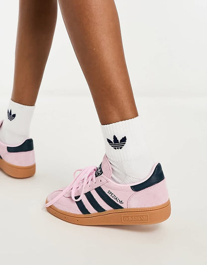https://images.asos-media.com/products/adidas-originals-handball-spezial-sneakers-in-pink-and-navy/207115554-2?$n_750w$&wid=750&fit=constrain