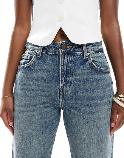 https://images.asos-media.com/products/pullbear-mid-rise-straight-jean-in-washed-blue/207330177-5?$n_750w$&wid=750&fit=constrain