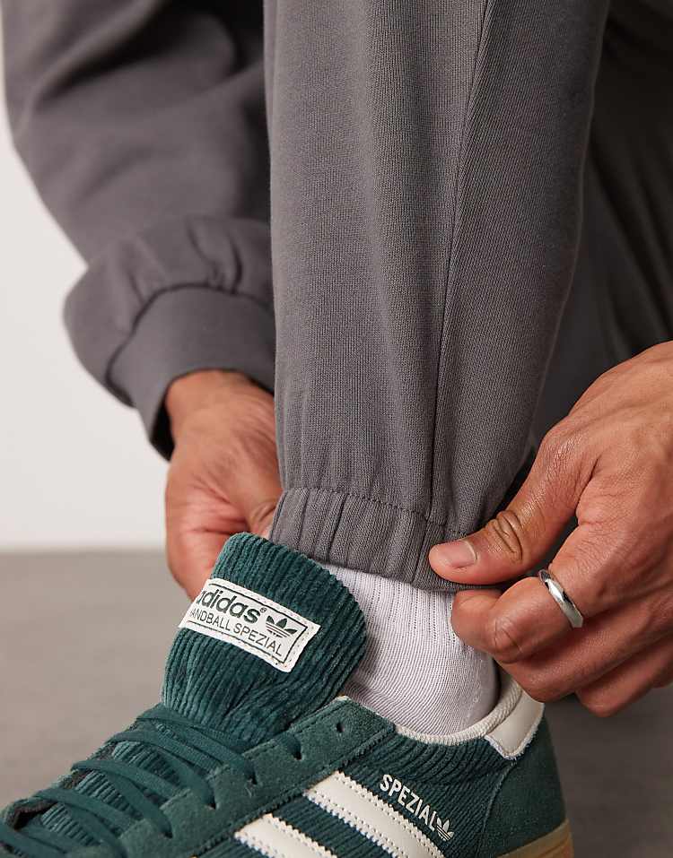 https://images.asos-media.com/products/asos-design-essential-tapered-sweatpants-in-charcoal/207334879-3?$n_750w$&wid=750&fit=constrain
