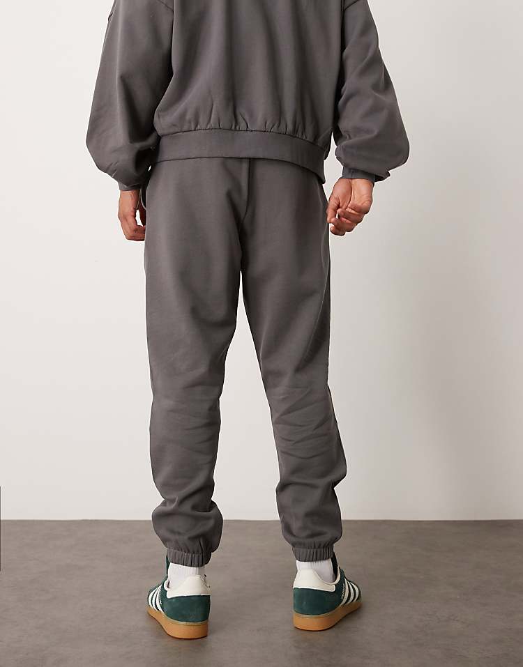 https://images.asos-media.com/products/asos-design-essential-tapered-sweatpants-in-charcoal/207334879-4?$n_750w$&wid=750&fit=constrain