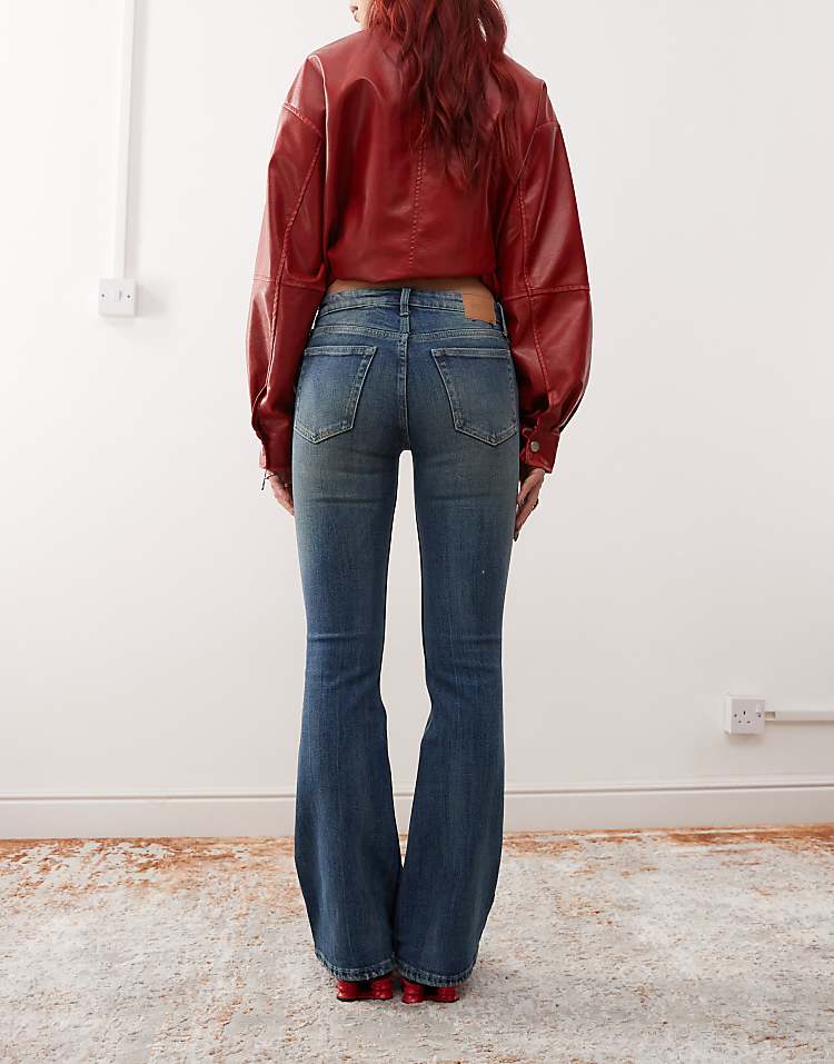https://images.asos-media.com/products/weekday-flame-low-waist-flared-jeans-in-gasoline-blue/207357271-2?$n_750w$&wid=750&fit=constrain