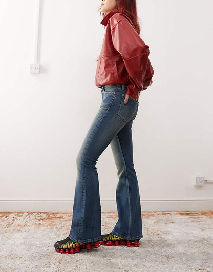 https://images.asos-media.com/products/weekday-flame-low-waist-flared-jeans-in-gasoline-blue/207357271-3?$n_750w$&wid=750&fit=constrain