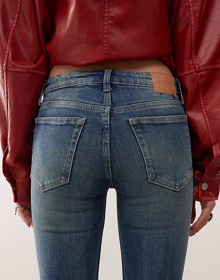 https://images.asos-media.com/products/weekday-flame-low-waist-flared-jeans-in-gasoline-blue/207357271-5?$n_750w$&wid=750&fit=constrain