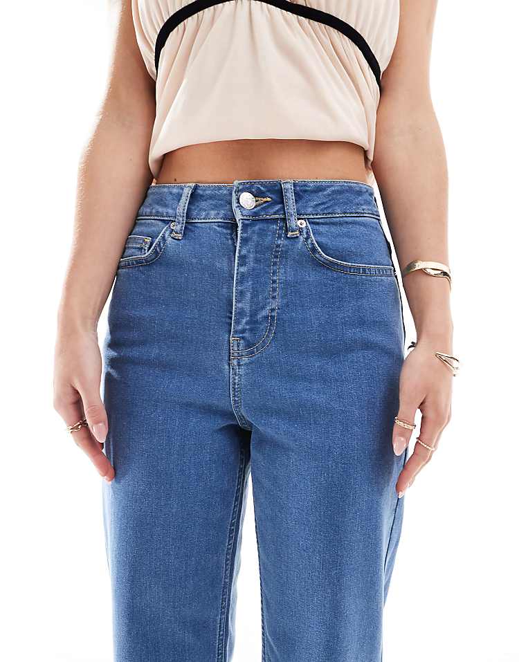 https://images.asos-media.com/products/miss-selfridge-petite-heart-pocket-straight-leg-jean-in-light-wash/207475362-5?$n_750w$&wid=750&fit=constrain