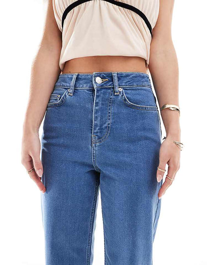 https://images.asos-media.com/products/miss-selfridge-petite-heart-pocket-straight-leg-jean-in-light-wash/207475362-5?$n_750w$&wid=750&fit=constrain
