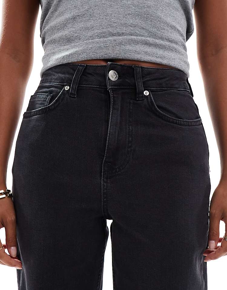 https://images.asos-media.com/products/miss-selfridge-petite-heart-pocket-straight-leg-jeans-in-black-wash/207475430-5?$n_750w$&wid=750&fit=constrain
