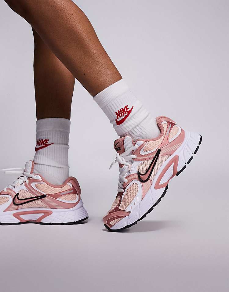 https://images.asos-media.com/products/nike-v5-rnr-sneakers-in-pink-and-white/207498454-1-pink?$n_750w$&wid=750&fit=constrain