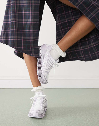 https://images.asos-media.com/products/nike-shox-tl-sneakers-in-white-and-purple/207499163-5?$n_750w$&wid=750&fit=constrain