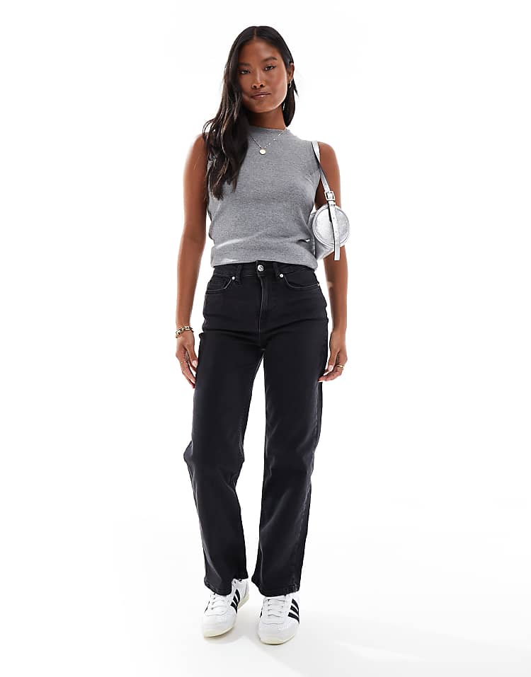 https://images.asos-media.com/products/miss-selfridge-petite-heart-pocket-straight-leg-jeans-in-black-wash/207547139-1-blackwash?$n_750w$&wid=750&fit=constrain