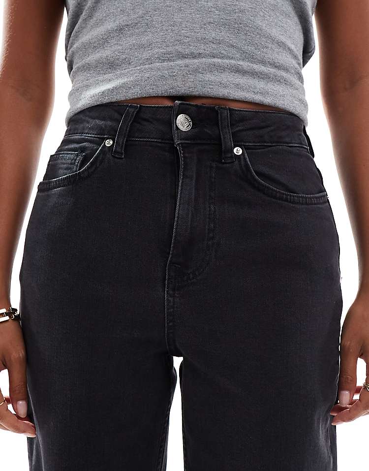 https://images.asos-media.com/products/miss-selfridge-petite-heart-pocket-straight-leg-jeans-in-black-wash/207547139-5?$n_750w$&wid=750&fit=constrain