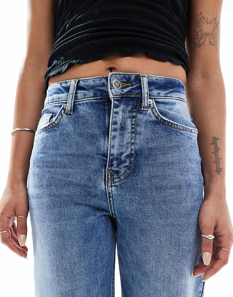 https://images.asos-media.com/products/miss-selfridge-petite-heart-pocket-straight-leg-jeans/207548945-5?$n_750w$&wid=750&fit=constrain