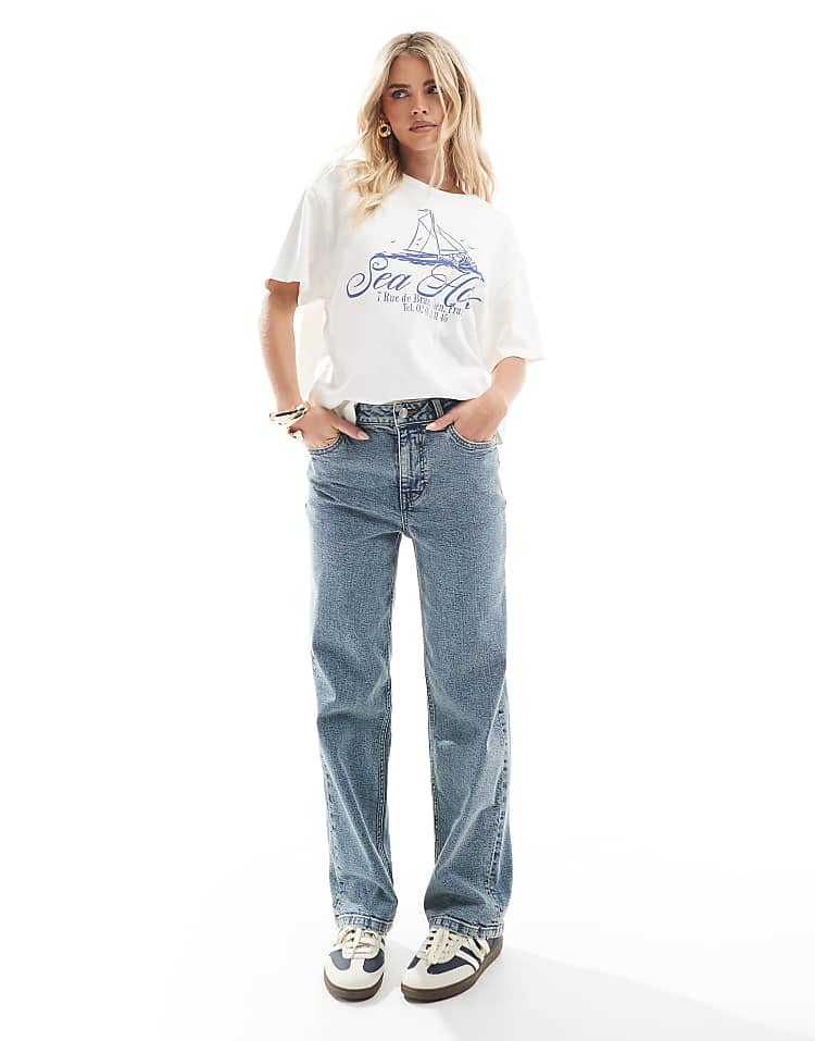 https://images.asos-media.com/products/miss-selfridge-petite-heart-pocket-straight-leg-jeans/207549036-1-dirtywash?$n_750w$&wid=750&fit=constrain