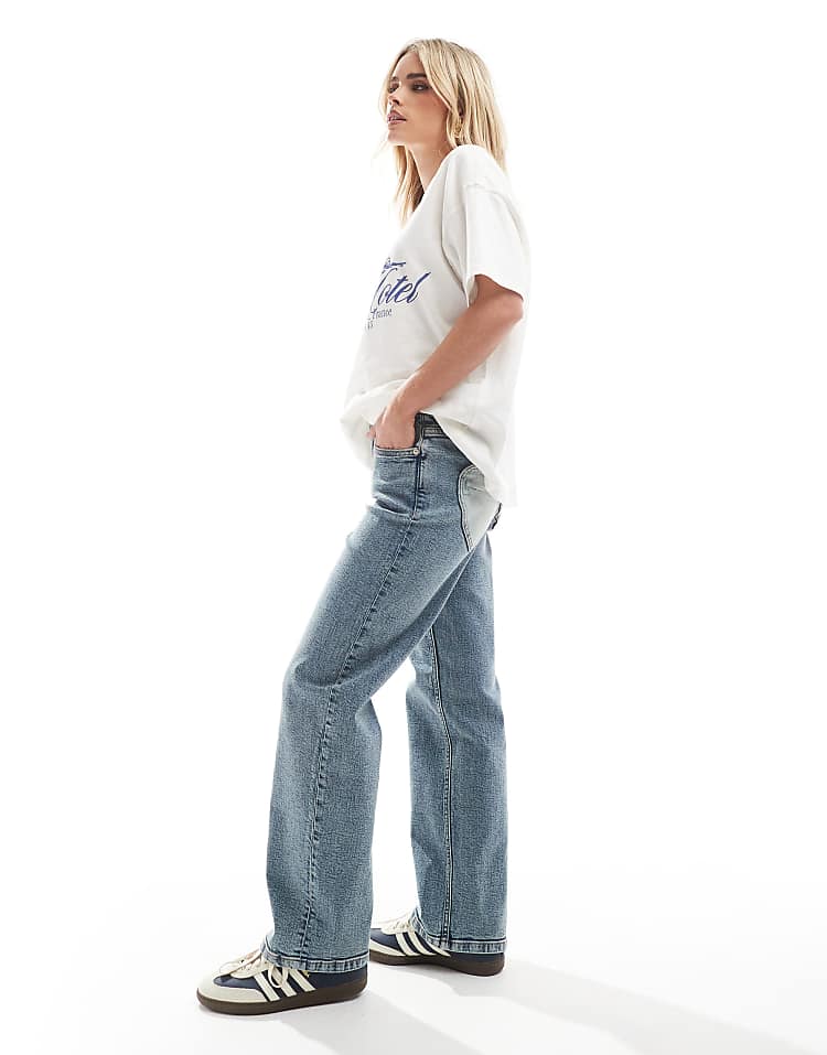 https://images.asos-media.com/products/miss-selfridge-petite-heart-pocket-straight-leg-jeans/207549036-3?$n_750w$&wid=750&fit=constrain