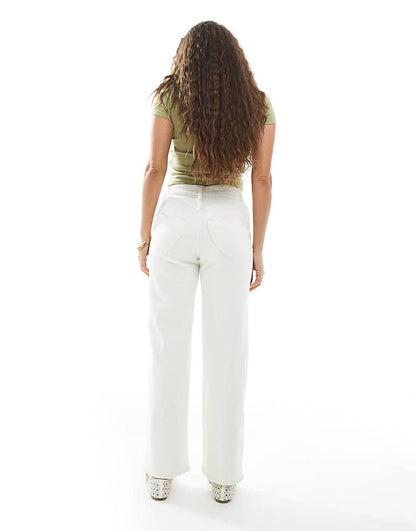 https://images.asos-media.com/products/miss-selfridge-petite-heart-pocket-straight-leg-jeans/207549063-2?$n_750w$&wid=750&fit=constrain