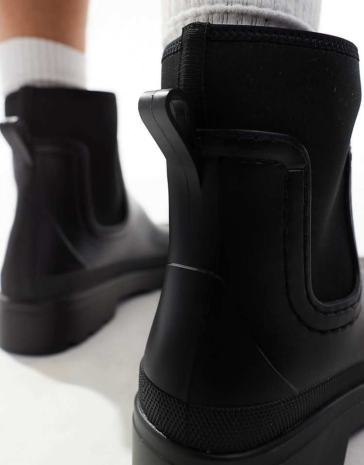 https://images.asos-media.com/products/asos-design-chelsea-wellington-boots-in-black/207745166-2?$n_750w$&wid=750&fit=constrain