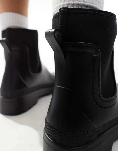 https://images.asos-media.com/products/asos-design-chelsea-wellington-boots-in-black/207745166-2?$n_750w$&wid=750&fit=constrain