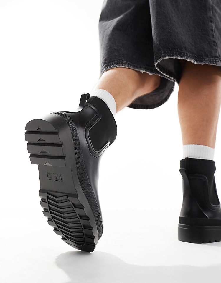 https://images.asos-media.com/products/asos-design-chelsea-wellington-boots-in-black/207745166-3?$n_750w$&wid=750&fit=constrain